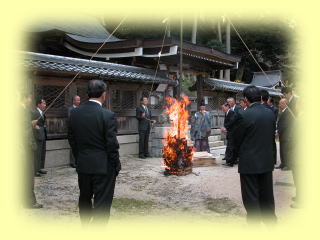 火の中の竹が大きな音を立てて爆ぜると、次年度は豊作と言われます。